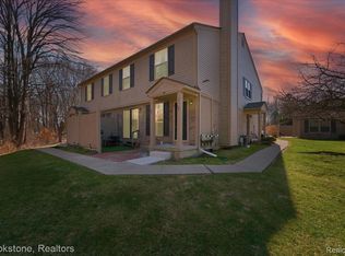 110 Pine Tree Ridge Dr Unit 3, Waterford, MI 48327