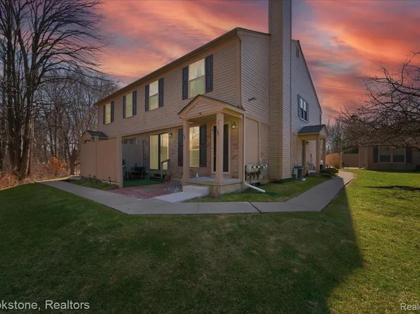 110 Pine Tree Ridge Dr Unit 3, Waterford, MI 48327