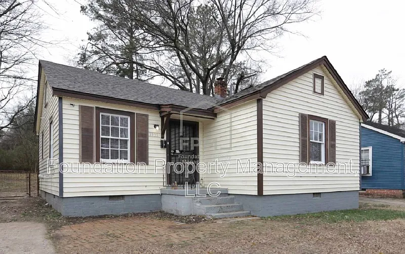 2 bed, 1.0 bath, 794 sqft, $910 — Photo 2