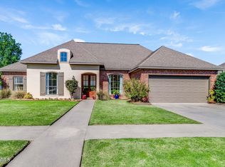 101 Meadow Lake Dr, Youngsville, LA 70592