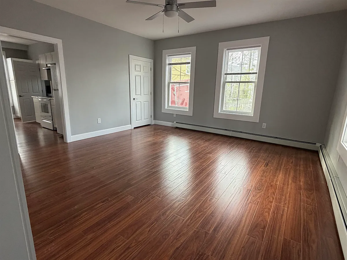 Building Photo - 4 Elm St #B