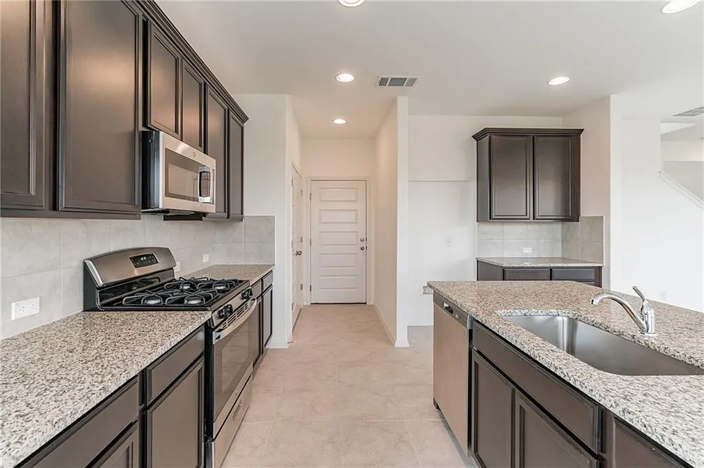 3 bed, 2.5 bath, 1796 sqft, $2,100 — Photo 4