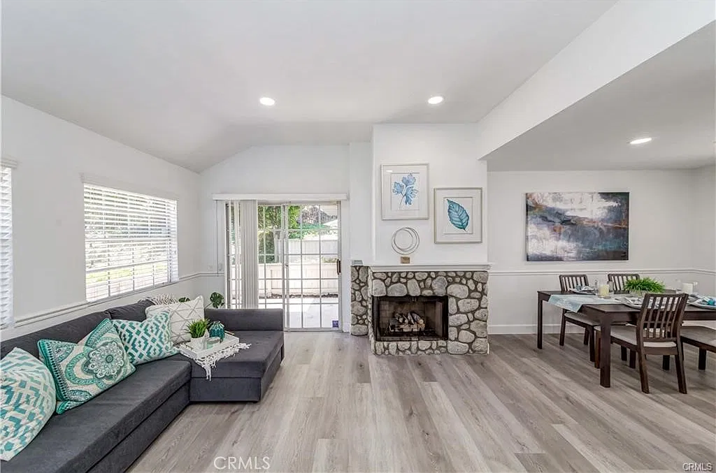 2 bed, 2.5 bath, 1081 sqft, $3,200 — Photo 3