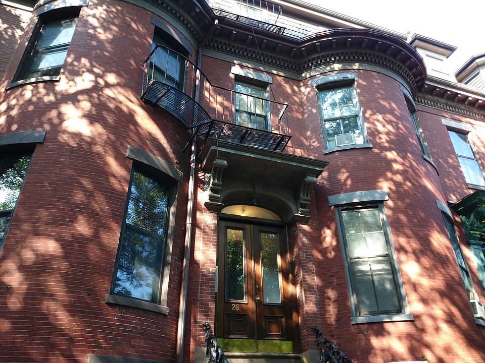 2nd image of 28 Concord Sq APT 1