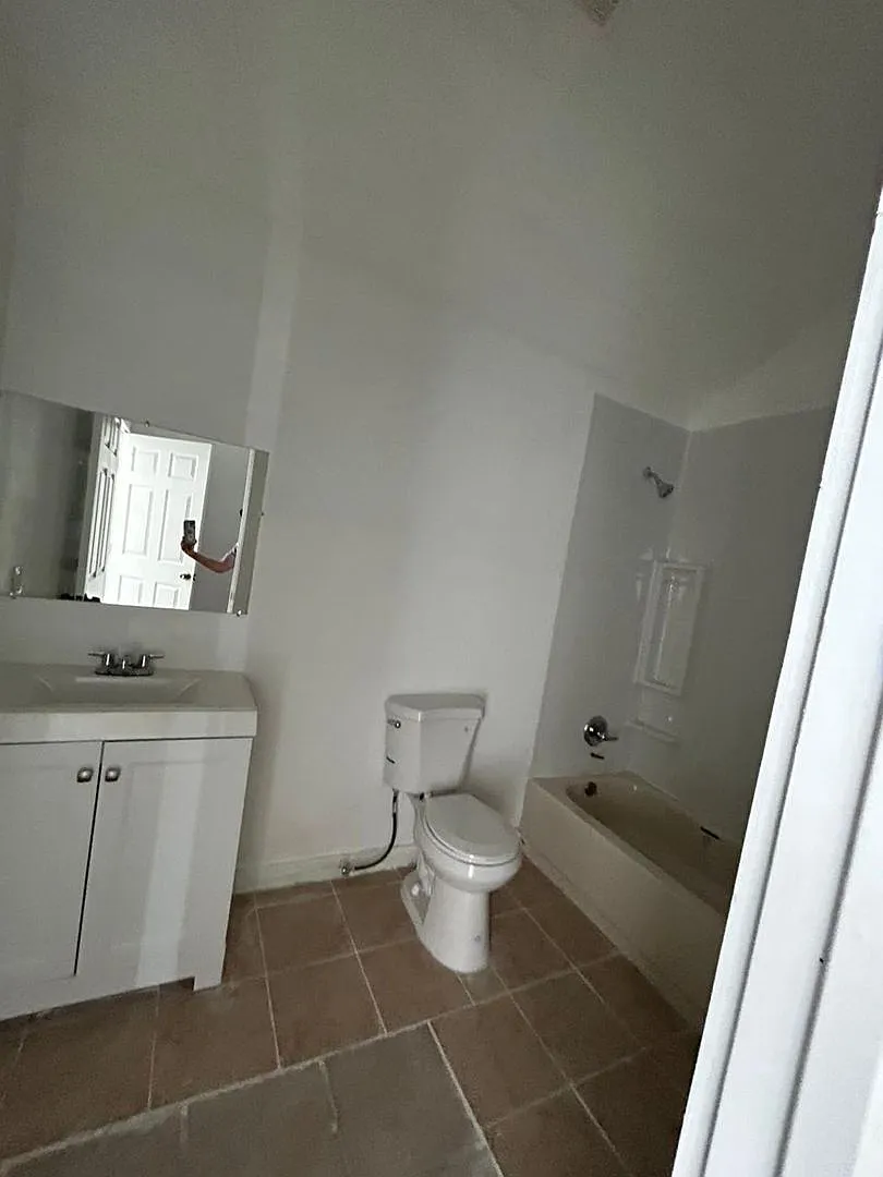 1142 Lyle St — Photo 4