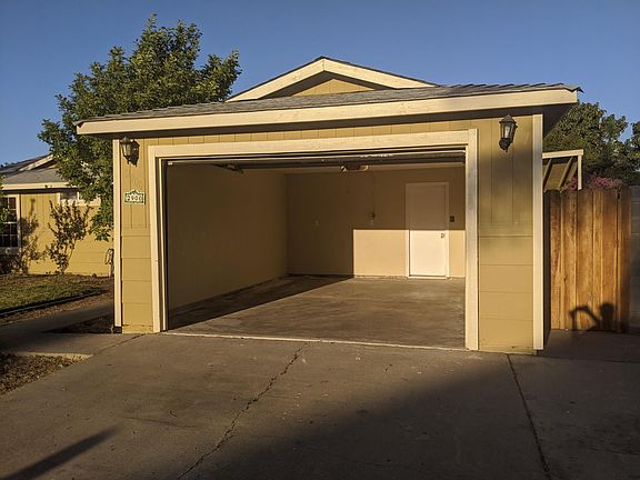 3rd image of 2900 Shoshone Dr