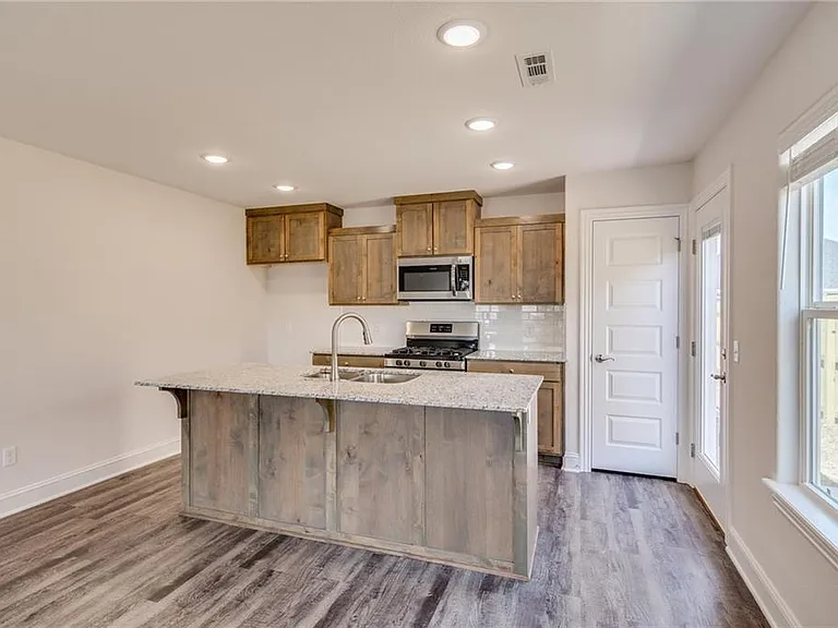 5427 Southwood Ave — Photo 3