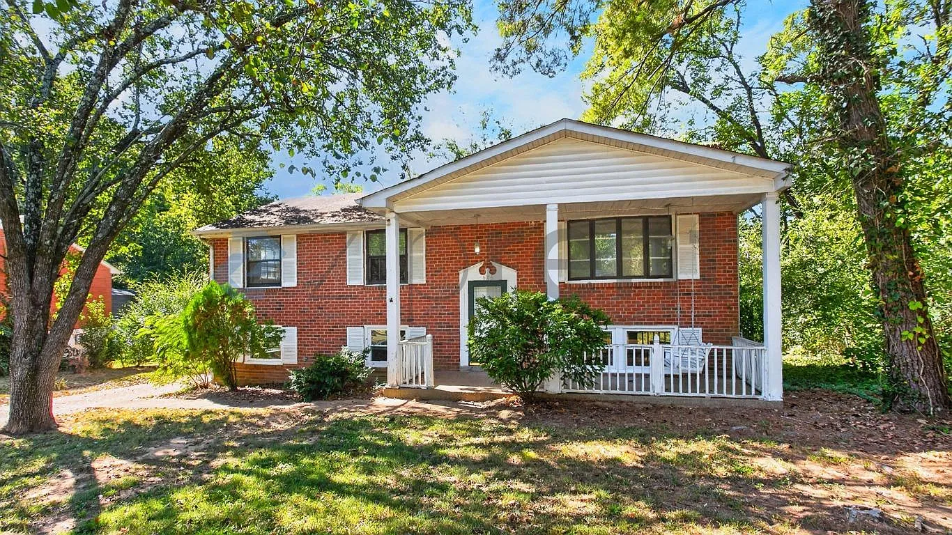 5 bed, 4000 sqft, $3,750 — Photo 2