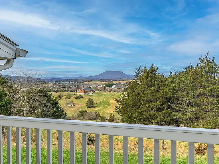 80 Pinnacle Ln — Photo 1