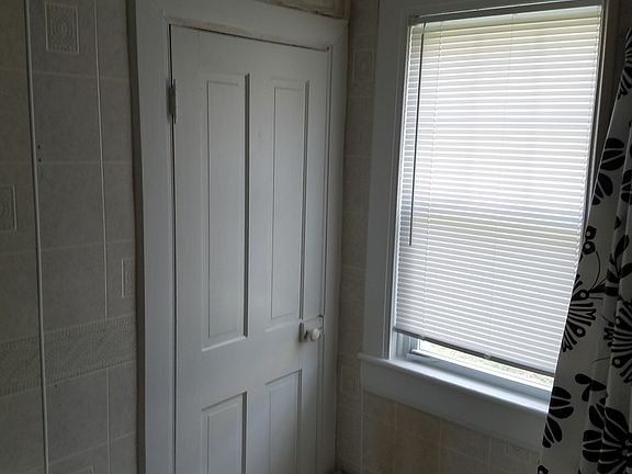 2nd image of 217-219 Columbia St #217-3