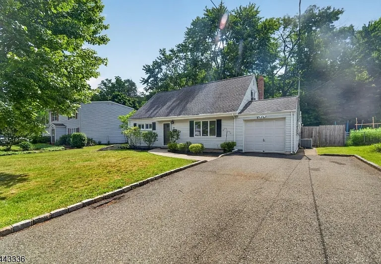 42 Woodcrest Dr — Photo 1