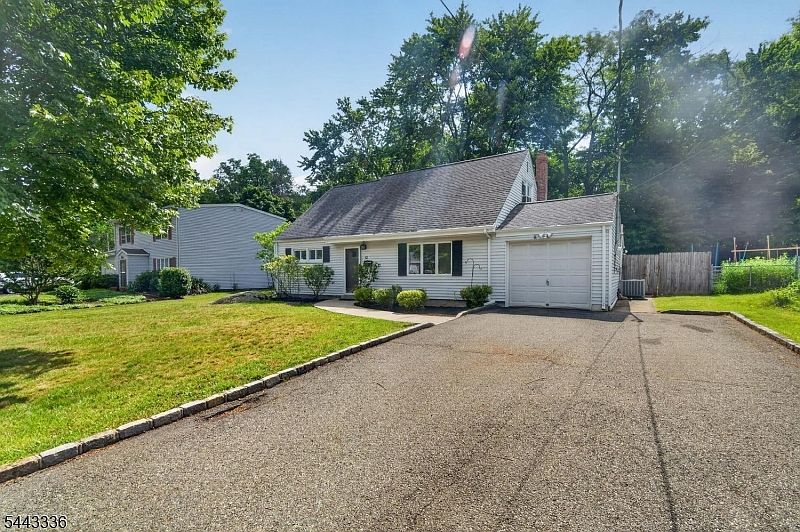 1st image of 42 Woodcrest Dr