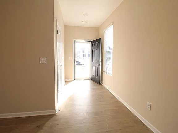 4th image of 409 Halton Dr
