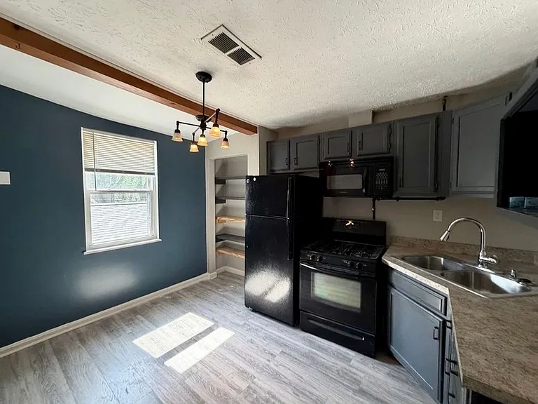 531 E Chestnut St — Photo 6