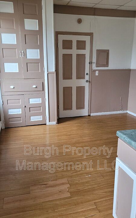 1st image of 984 Jefferson Ave #9