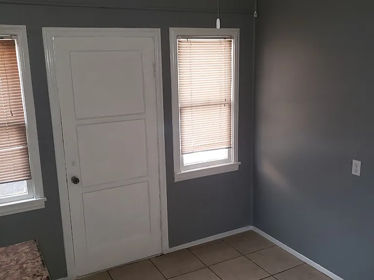 2128R N Pershing Ave — Photo 5