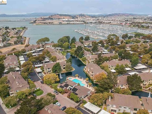 3rd image of 208 Shoreline Ct