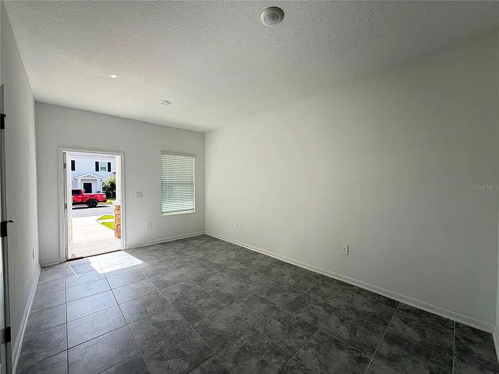 3 bed, 3.0 bath, 1834 sqft, $2,300 — Photo 3