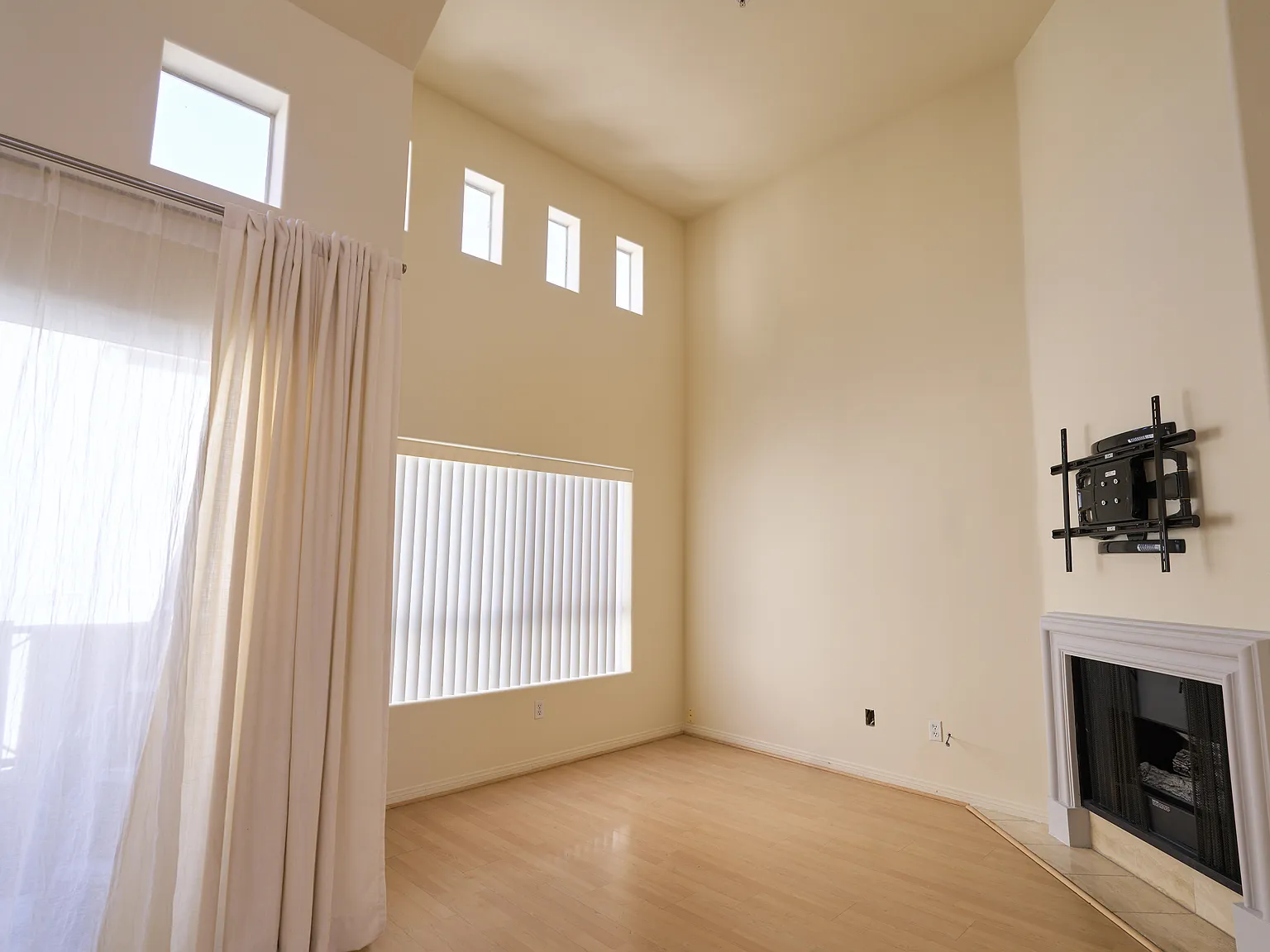 2 bed, 2.5 bath, 1850 sqft, $6,500 — Photo 2