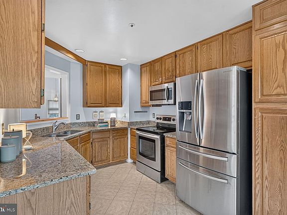 5th image of 2047 Westchester Dr