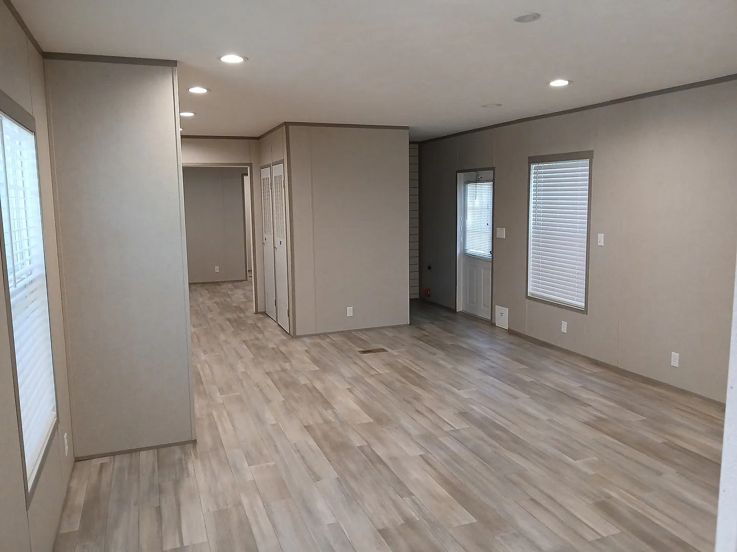 KR823 — Photo 4