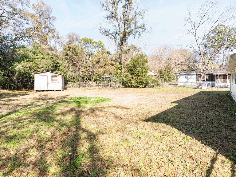406 Essex Dr — Photo 35