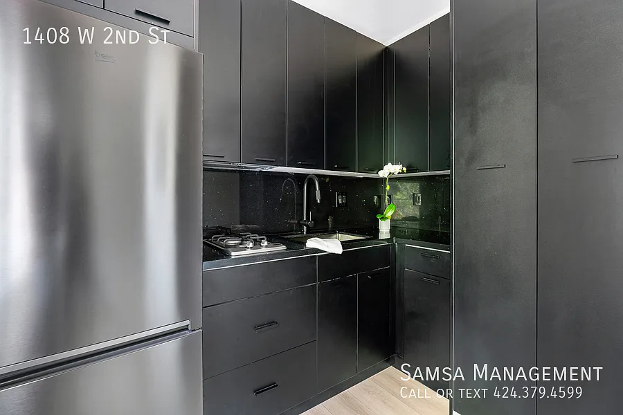 Cozy Studio/1ba Gem with Washer/Dryer in Unit! (1408) — Photo 4