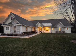 S90W32820 Granite Trl, Mukwonago, WI 53149