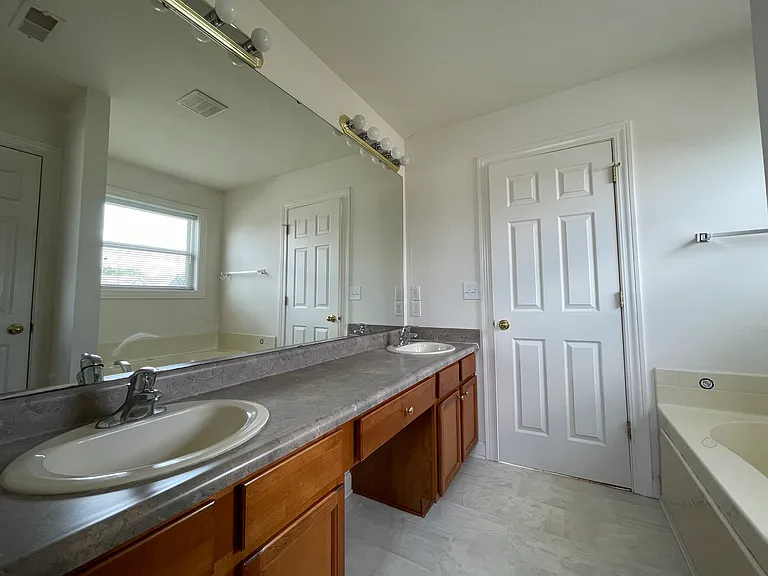 2875 Parkview Dr — Photo 34