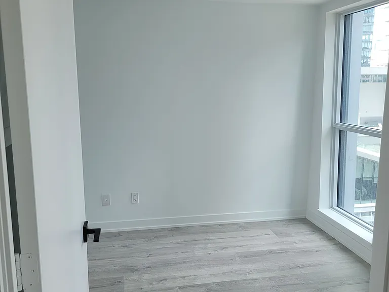 327 King St W #1301 — Photo 11