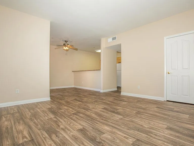 Plumtree Apartments — Photo 27