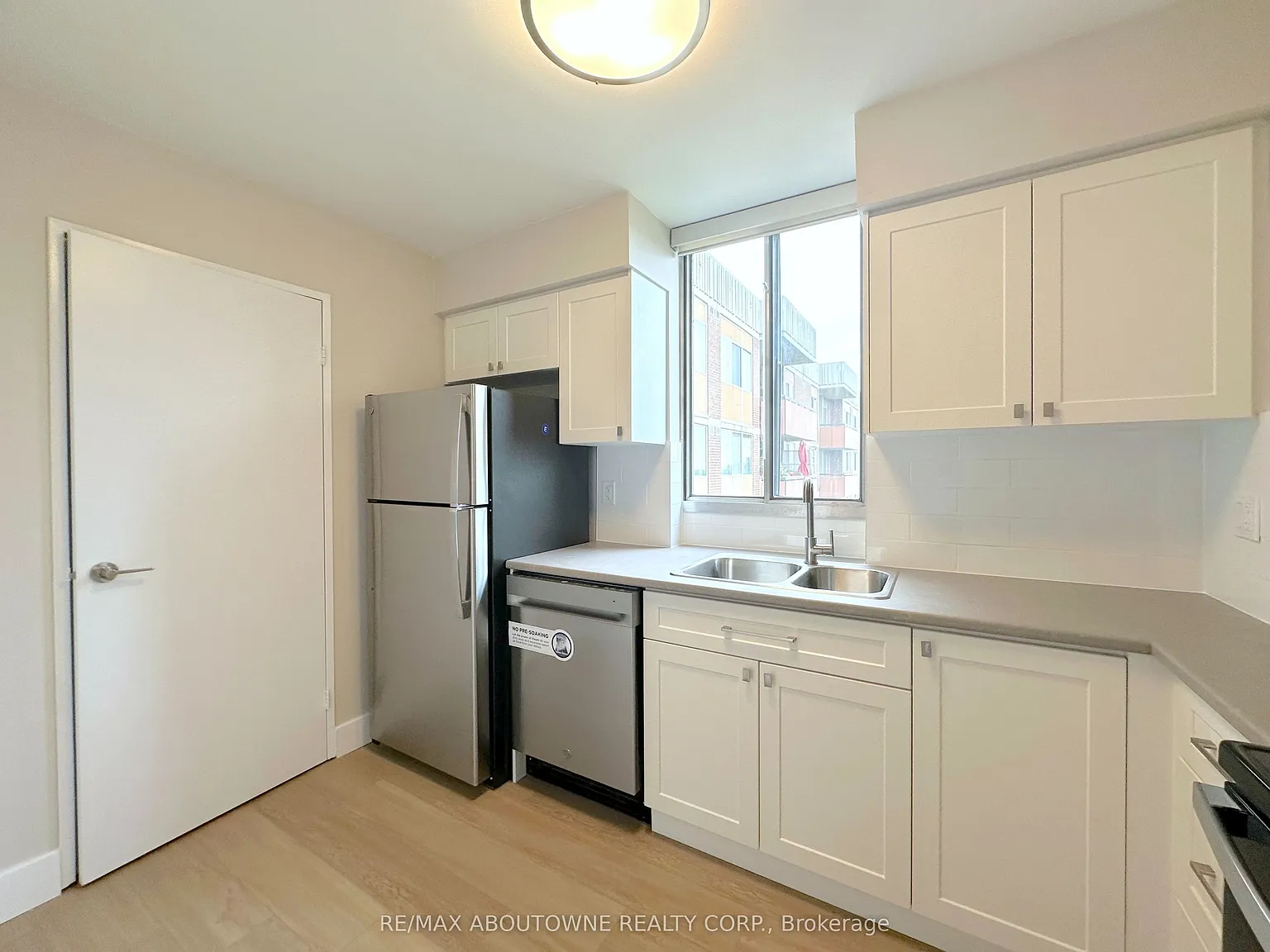 Royal Rose Apartments — Photo 2