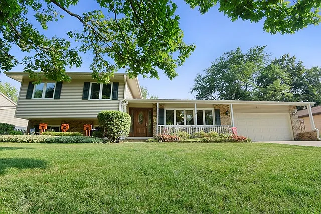1037 Regency Ln photo 1