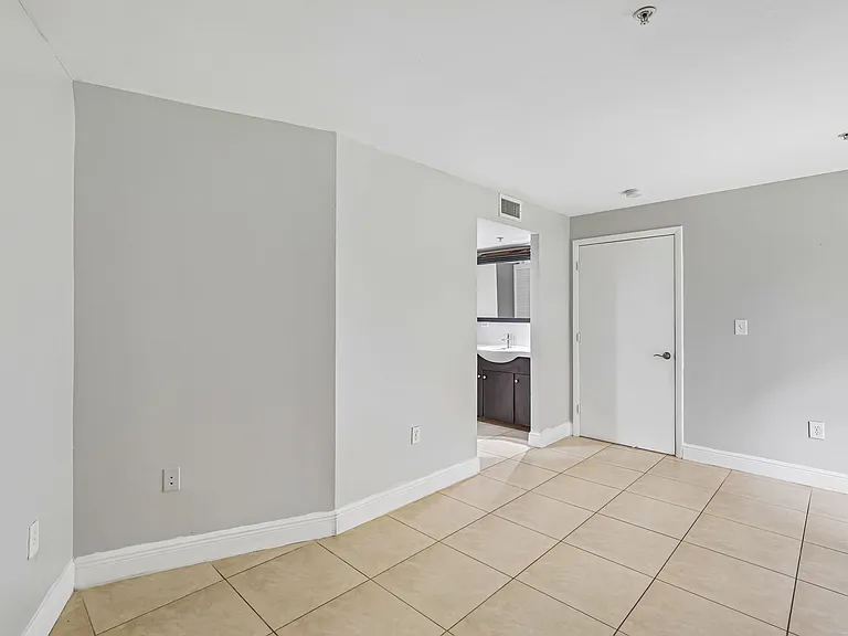 The Oaks Condominium — Photo 35