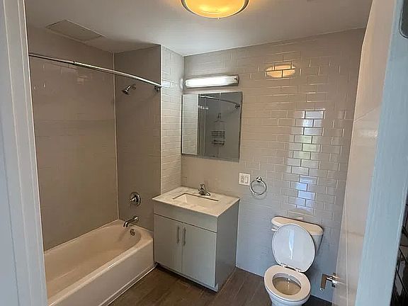 3rd image of 456 Grand St APT 4E