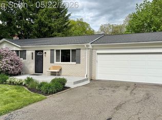 6042 Snow Apple Dr, Clarkston, MI 48346