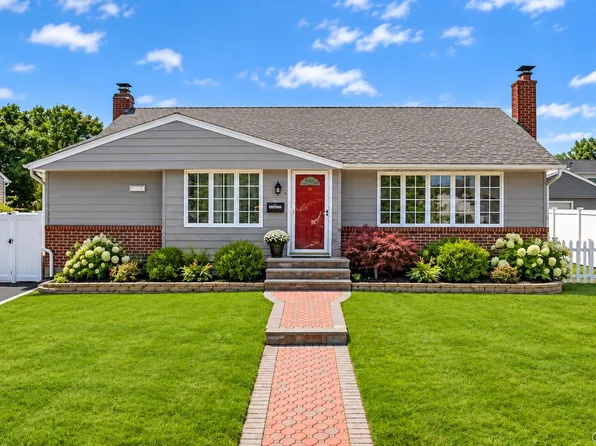 77 Vassar Ln, Hicksville, NY 11801