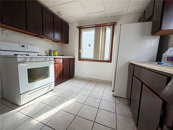 3rd image of 301 Avery St