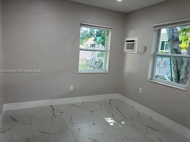 922 NW 2nd St #4 — Photo 2
