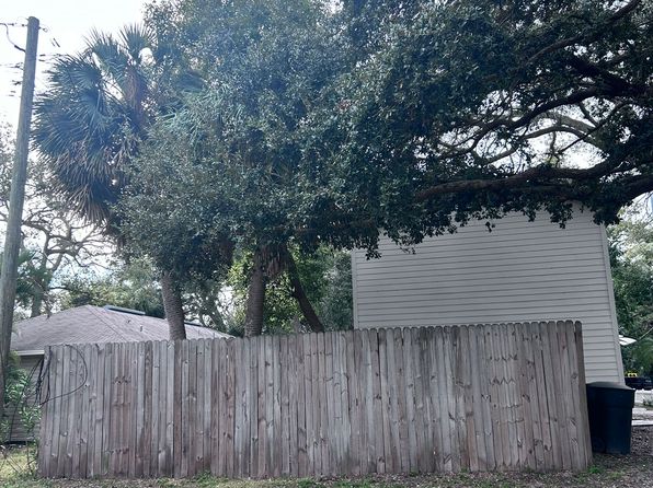 821 Lyndhurst St, Dunedin, FL 34698