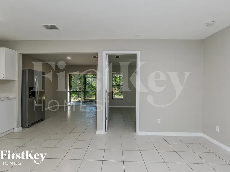 906 Hart St — Photo 4