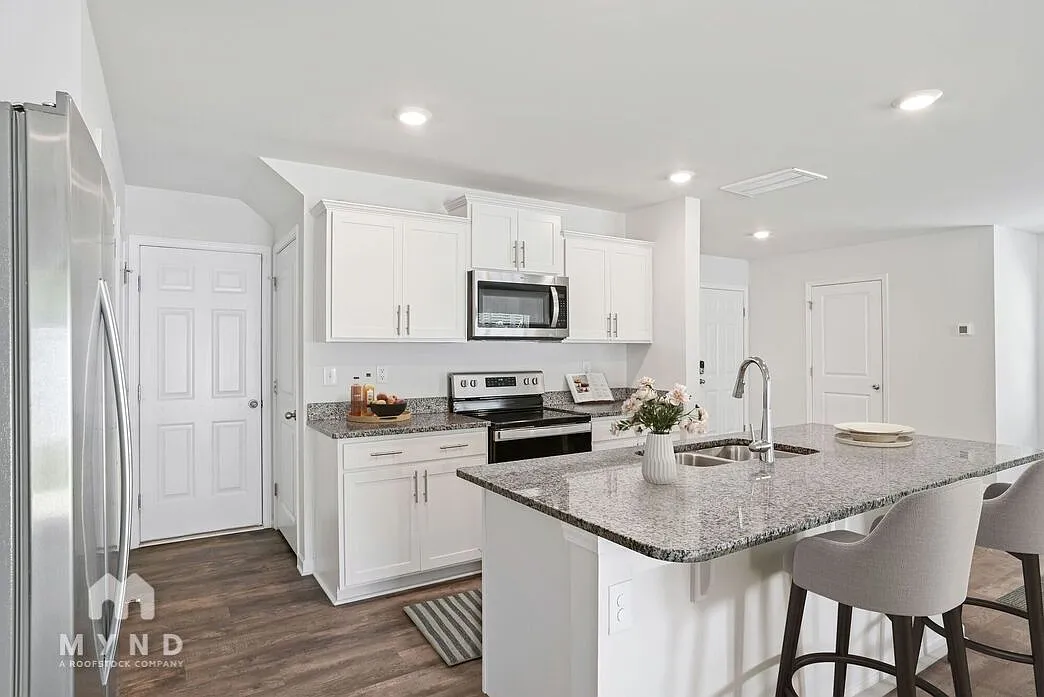 4 bed, 2.5 bath, 1927 sqft, $2,270 — Photo 4