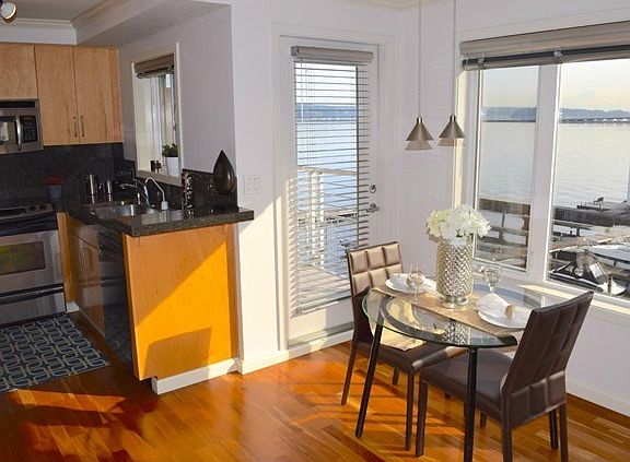 Easy access to the deck...indoor / outdoor entertaining is a bre