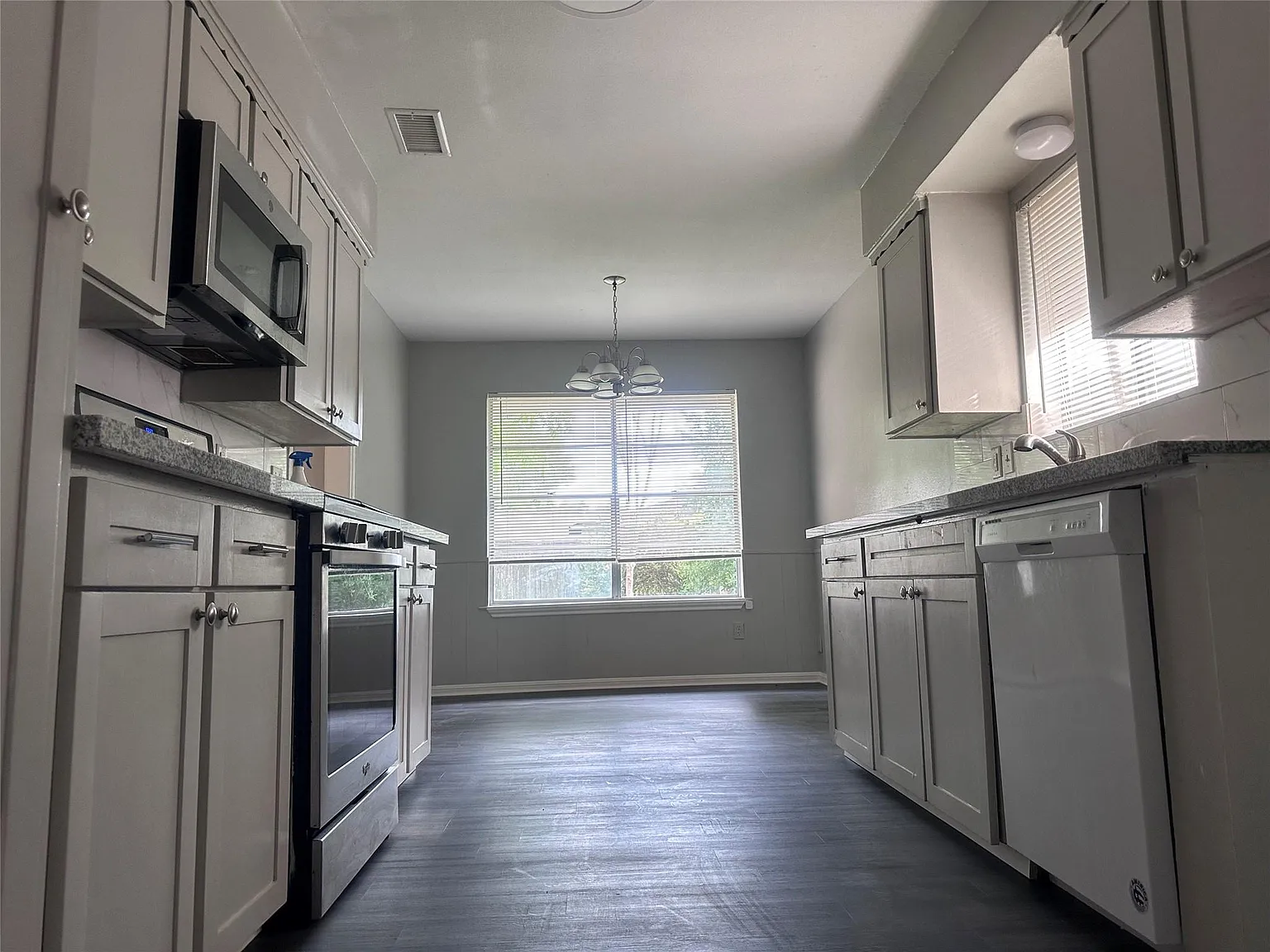 3 bed, 2.0 bath, 1687 sqft, $1,900 — Photo 3