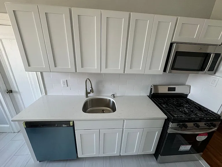Sevilla Grande - Renovated Units at Journal Square Path — Photo 30
