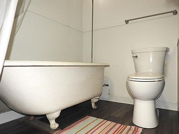 4th image of 2232 S Franklin St #B