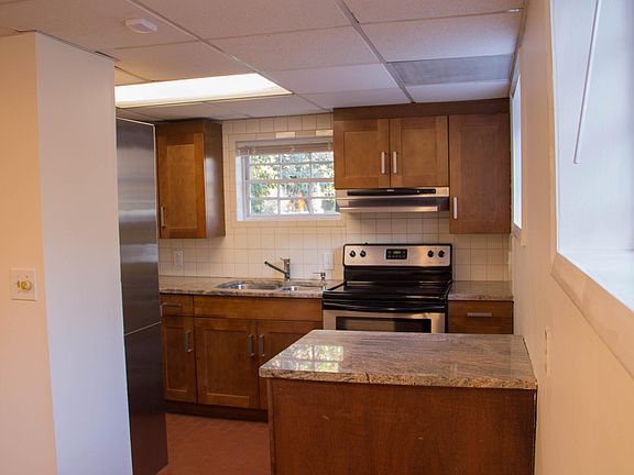 Kitchen (electric oven, ceramic cooktop, sink w/garbage disposal)
