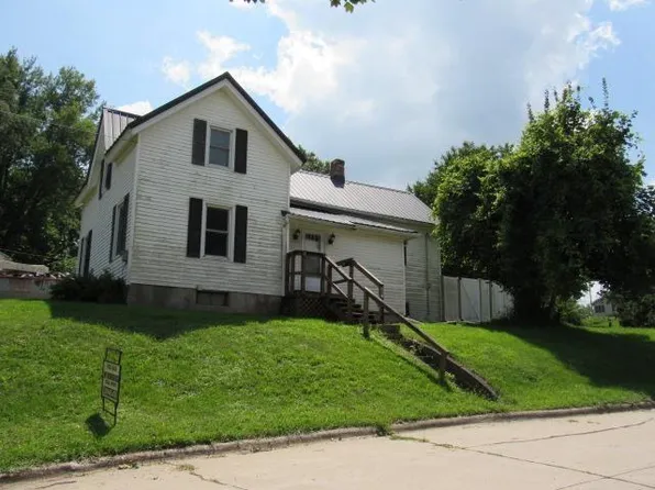 307 E 3rd St, Anamosa, IA 52205
