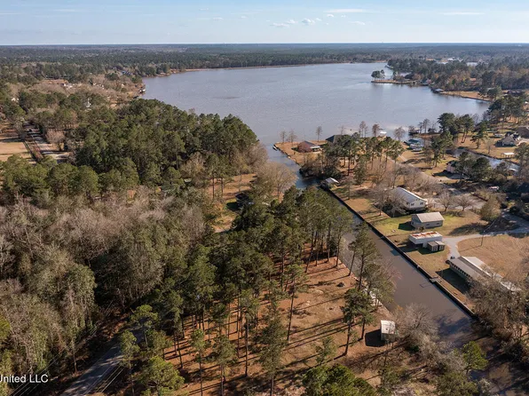 554 Lakeside Dr, Carriere, MS 39426