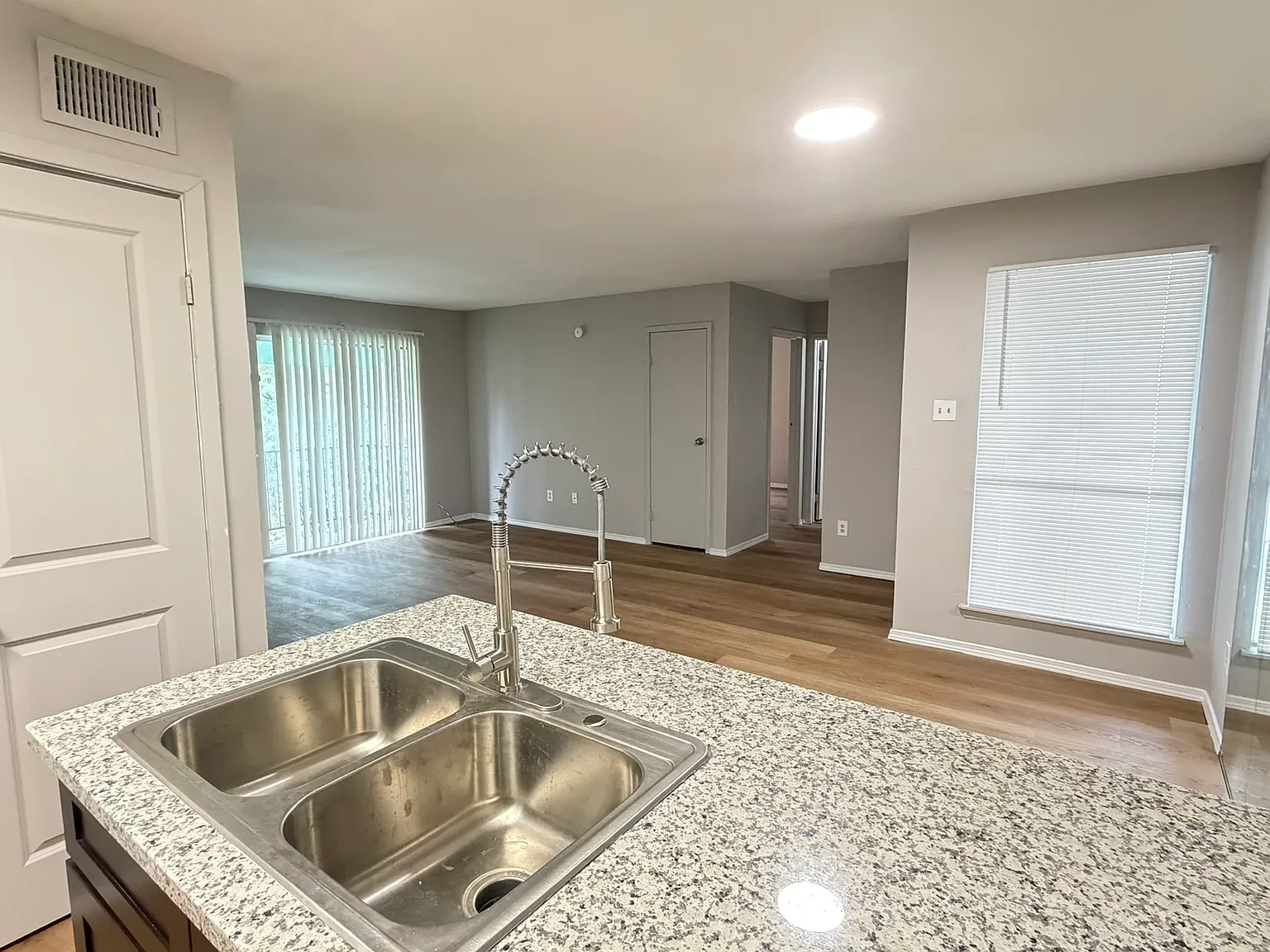 2 bed, 989 sqft, $1,100 — Photo 3